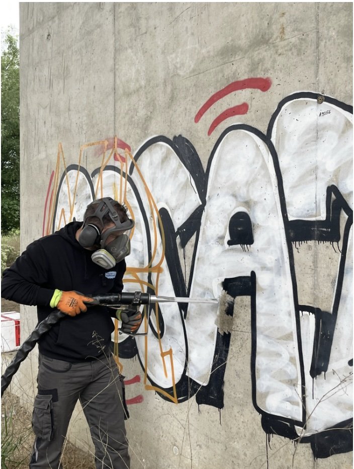 Graffitientfernung mit Trockeneis an einer Betonwand in Heilbronn