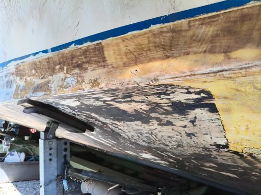Bootsrumpf, Antifouling mit Trockeneisstrahlen entfernt, Einsatzgebiet Heilbronn, Ludwigsburg, Schwäbisch Hall und Umgebung