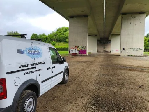 Firmenfahrzeug an Brücke in Öhringen, Graffiti vor der Entfernung durch Trockeneisstrahlen